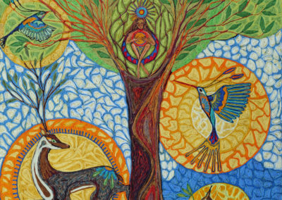 Nunakunapa aktsinmi | La luz del mundo | Licht der Welt 60 x 80 | Copyright URPI | 🧵 Der Stamm der Huicholen wurde durch die farbenprächtigen traditionellen Fadenbilder, die von durch visionäre Träume inspirierten Stammesangehörigen aus gefärbten Wollfäden angefertigt werden, indem sie diese in figuralen und geometrischen Formen mit Wachs auf Holzbretter kleben. Das Huichol-Kunsthandwerk hat einen besonderen Reiz, da es die Religion und die Kosmovision der Wixarika mit Formen und Farben verbindet und so eine einzigartige Ästhetik schafft. Die Huicholen sind eine indigene mexikanische Ethnie mit etwa 15.000 bis 20.000 Angehörigen. Ihr Siedlungsgebiet liegt in der Sierra Madre Occidental im unwegsamen Berggelände des nordwestlichen Zentralmexiko. Mein Bild ist eine Reminiszenz an die Kultur der Huicholen. Ich habe dabei ihre Technik mit gefärbten Wollfäden auf Wachs angewandt. Die Symbolik entsprang aus meinen Träumen. 🧵 Los wixárikas son conocidas por sus coloridas pinturas de hilo tradicionales, realizadas por los miembros de la tribu inspirados en sueños visionarios a partir de hilos de lana teñidos, pegándolos en formas figuradas y geométricas con cera sobre tablas de madera. La Artesanía huichol tiene un encanto especial ya que relaciona la religión y cosmovisión wixarika con formas y colores para crear una estética única. Los wixárikas, conocidos en español como huichol, son un grupo étnico mayoritario en la Sierra Madre Occidental en el oeste central de México con unos 15.000 a 20.000 miembros. Mi pintura es una reminiscencia a la cultura de los huicholes. He utilizado su técnica con hilos de lana teñidos sobre cera. El simbolismo vino de mis sueños.